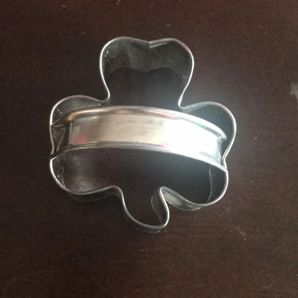 Amscan Vintage Green St. Patrick’s Day Lot 4 Cookie Cutters and Metal Shamrock